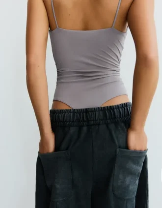 Bodysuit mit Trägern und Drapierung Bodysuit mit Trägern und Drapierung