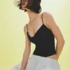 Bodysuit mit Trägern und Drapierung Bodysuit mit Trägern und Drapierung