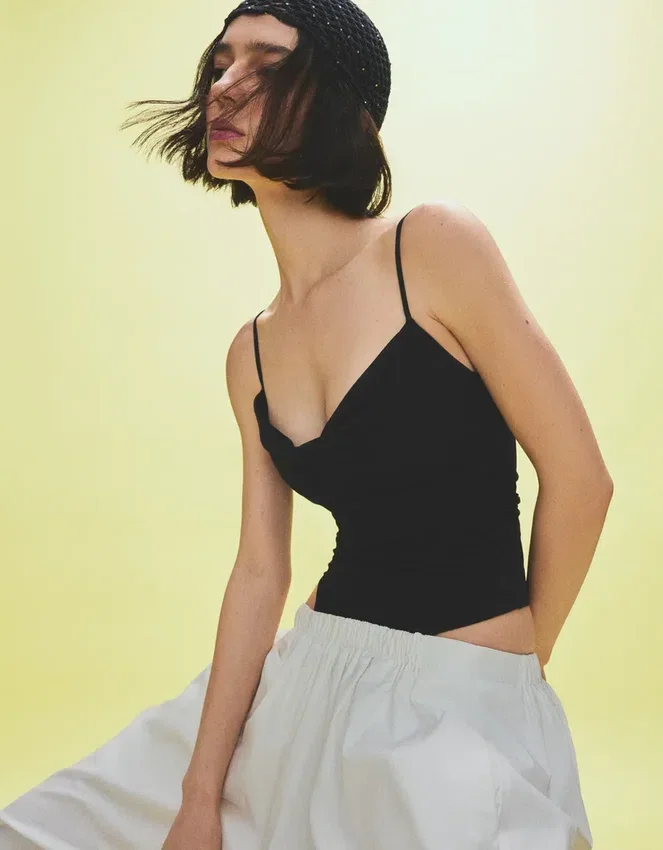 Bodysuit mit Trägern und Drapierung Bodysuit mit Trägern und Drapierung