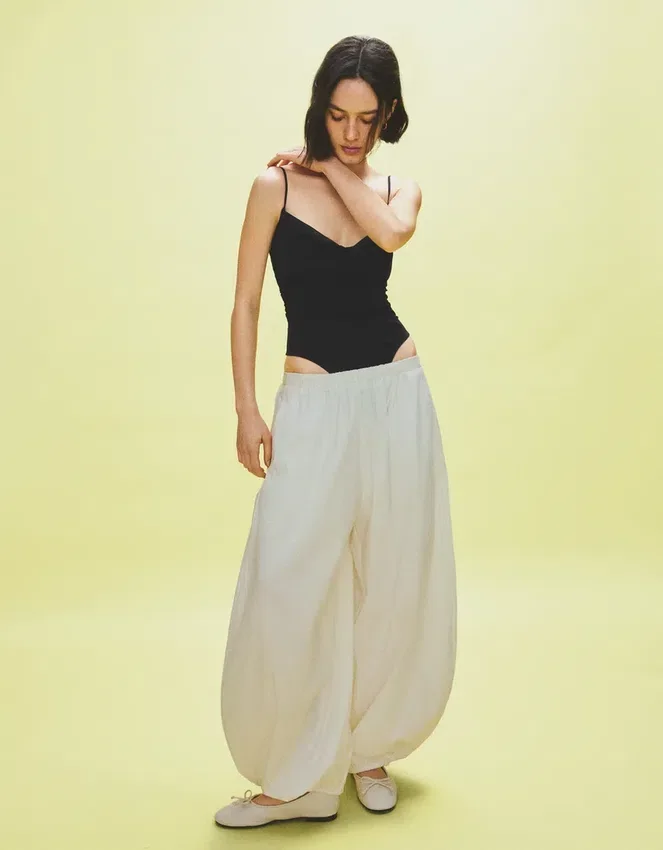 Bodysuit mit Trägern und Drapierung Bodysuit mit Trägern und Drapierung