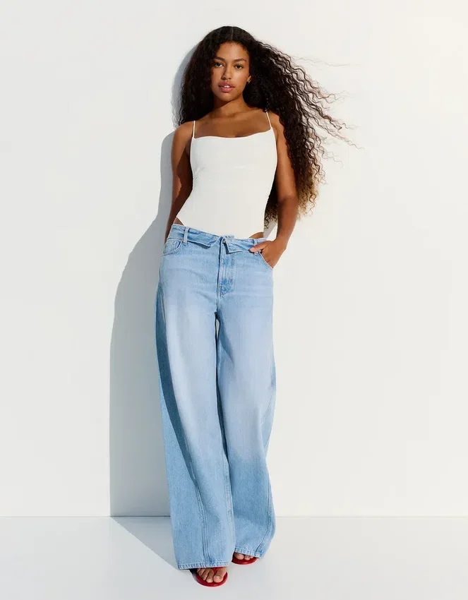 Bodysuit mit Trägern und Drapierung Bodysuit mit Trägern und Drapierung