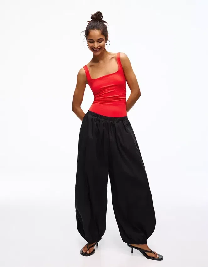 Bodysuit mit Trägern und quadratischem Ausschnitt Bodysuit mit Trägern und quadratischem Ausschnitt
