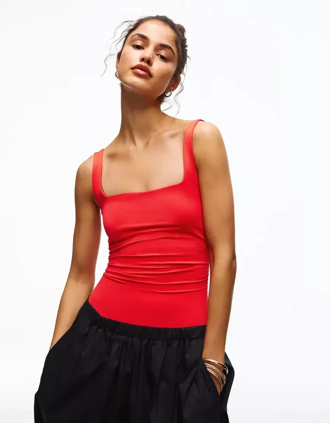Bodysuit mit Trägern und quadratischem Ausschnitt Bodysuit mit Trägern und quadratischem Ausschnitt