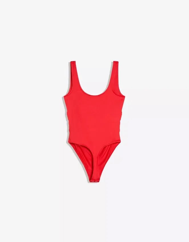 Bodysuit mit Trägern und quadratischem Ausschnitt Bodysuit mit Trägern und quadratischem Ausschnitt