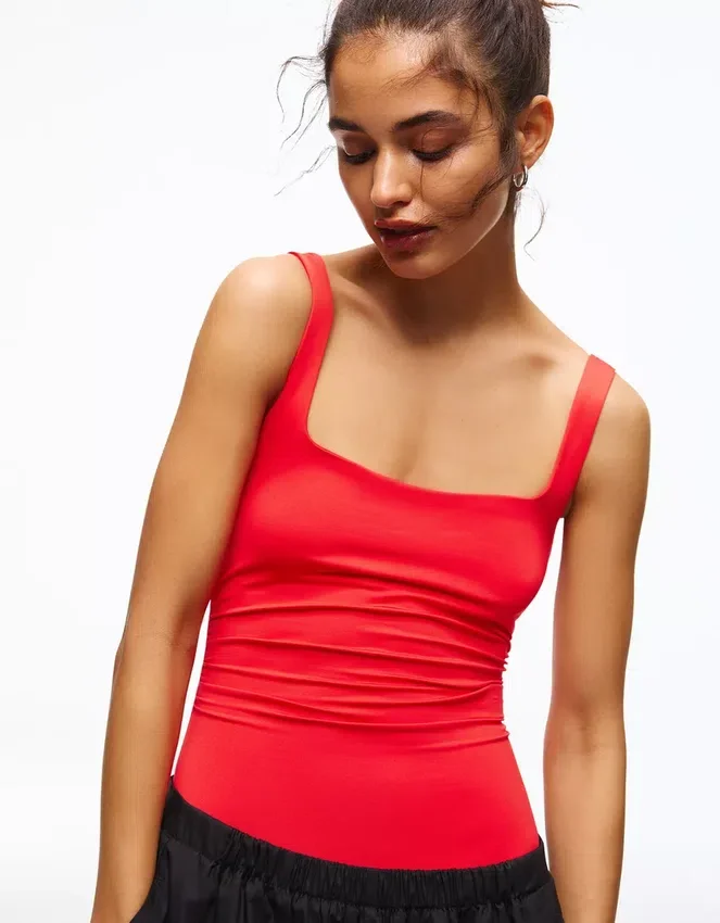 Bodysuit mit Trägern und quadratischem Ausschnitt Bodysuit mit Trägern und quadratischem Ausschnitt