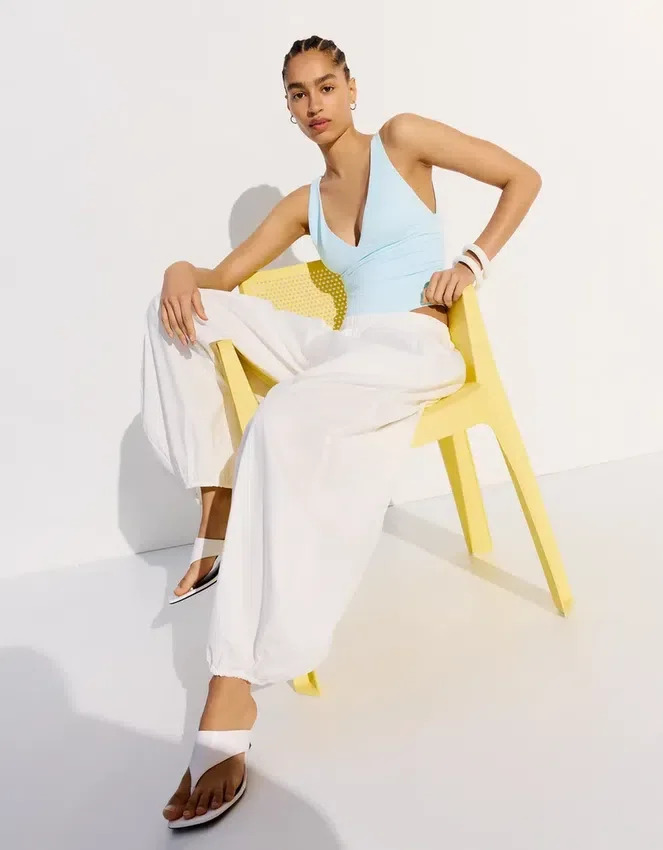 Bodysuit mit Trägern und Raffungen Bodysuit mit Trägern und Raffungen