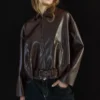 Bomberjacke aus Faux Leather mit Gürtel – Jacken und Trenchcoats Bomberjacke aus Faux Leather mit Gürtel – Jacken und Trenchcoats
