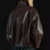 Bomberjacke aus Faux Leather mit Gürtel – Jacken und Trenchcoats Bomberjacke aus Faux Leather mit Gürtel – Jacken und Trenchcoats