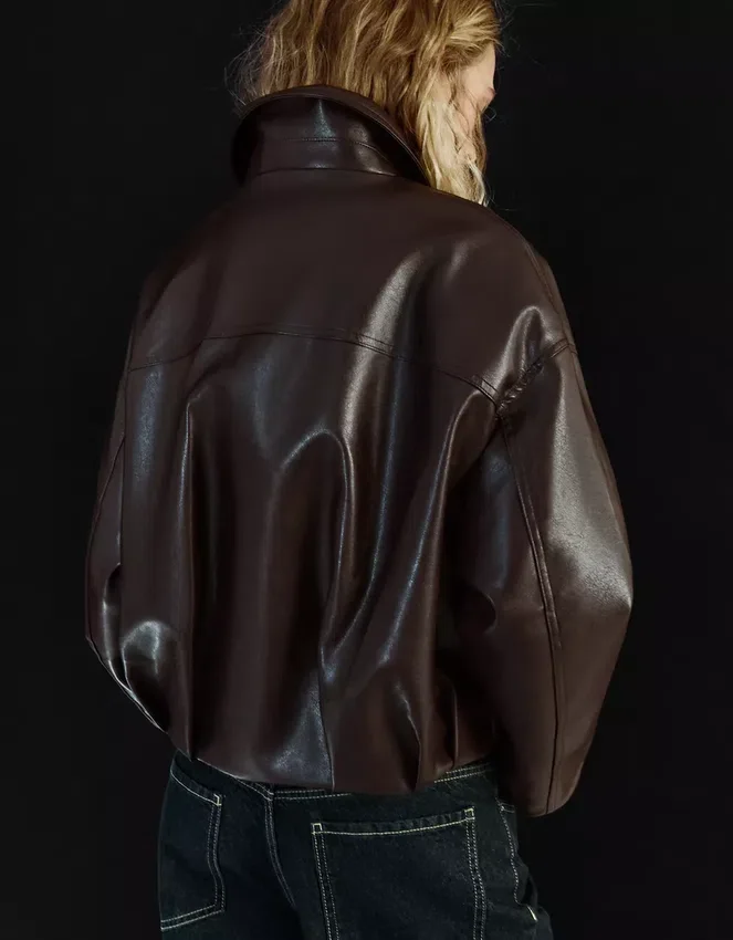 Bomberjacke aus Faux Leather mit Gürtel – Jacken und Trenchcoats Bomberjacke aus Faux Leather mit Gürtel – Jacken und Trenchcoats