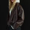 Bomberjacke aus Faux Leather mit Gürtel – Jacken und Trenchcoats Bomberjacke aus Faux Leather mit Gürtel – Jacken und Trenchcoats