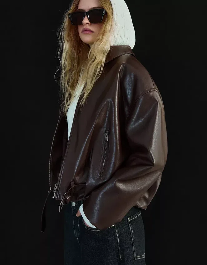 Bomberjacke aus Faux Leather mit Gürtel – Jacken und Trenchcoats Bomberjacke aus Faux Leather mit Gürtel – Jacken und Trenchcoats