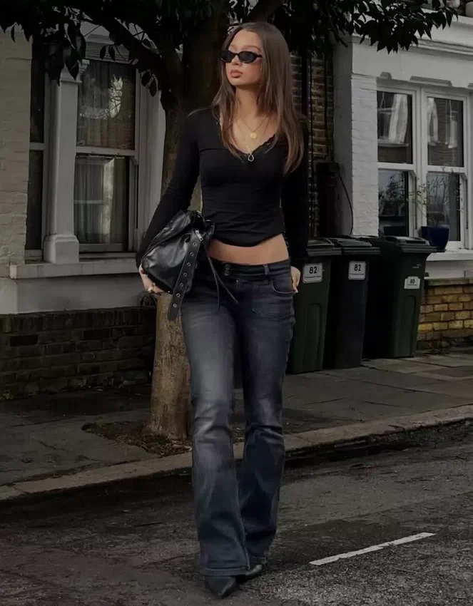 Bootcut-Jeans mit niedriger Leibhöhe und Patten Bootcut-Jeans mit niedriger Leibhöhe und Patten