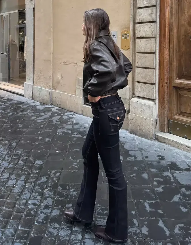 Bootcut-Jeans mit niedriger Leibhöhe und Patten Bootcut-Jeans mit niedriger Leibhöhe und Patten