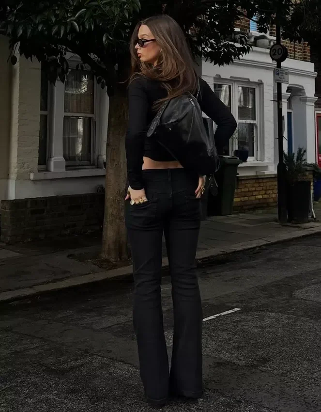Bootcut-Jeans mit niedriger Leibhöhe und Patten Bootcut-Jeans mit niedriger Leibhöhe und Patten