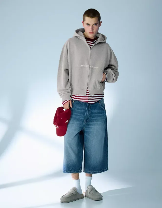 Boxy Fit Cropped Sweatshirt mit Reißverschluss und Aufdruck – Sweatshirts und Hoodies Boxy Fit Cropped Sweatshirt mit Reißverschluss und Aufdruck – Sweatshirts und Hoodies