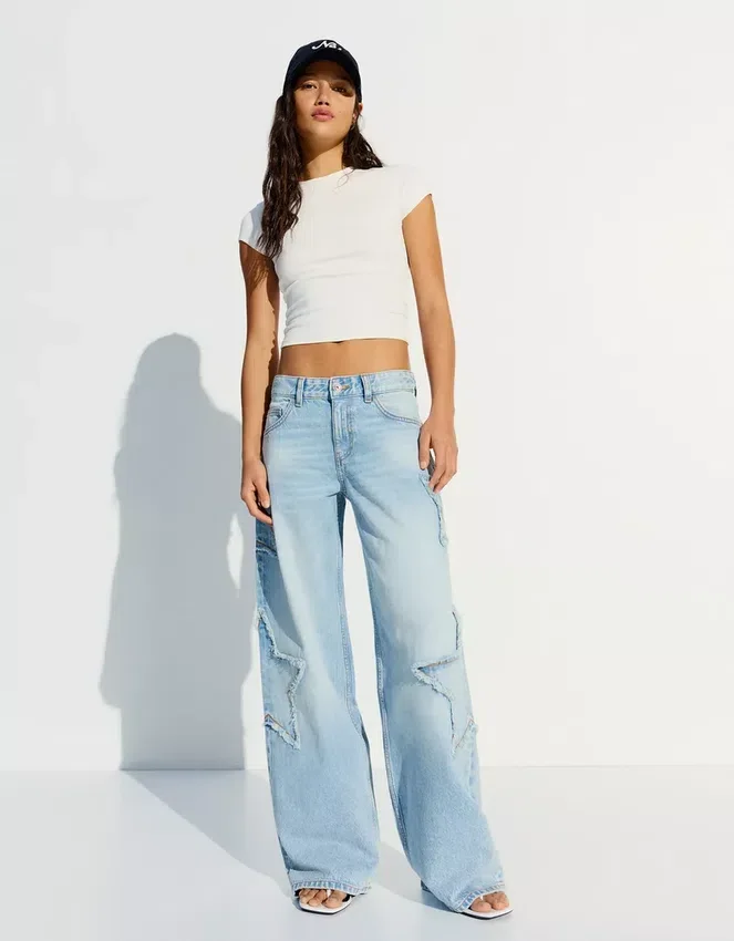 Boyfriend-Jeans mit niedriger Leibhöhe und Sternen Boyfriend-Jeans mit niedriger Leibhöhe und Sternen