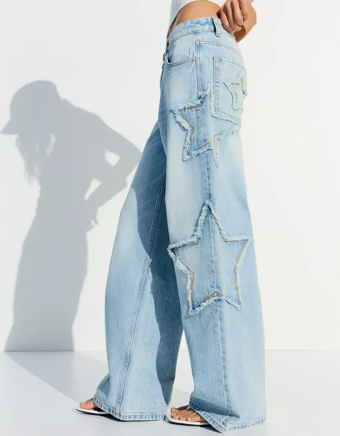 Boyfriend-Jeans mit niedriger Leibhöhe und Sternen Boyfriend-Jeans mit niedriger Leibhöhe und Sternen