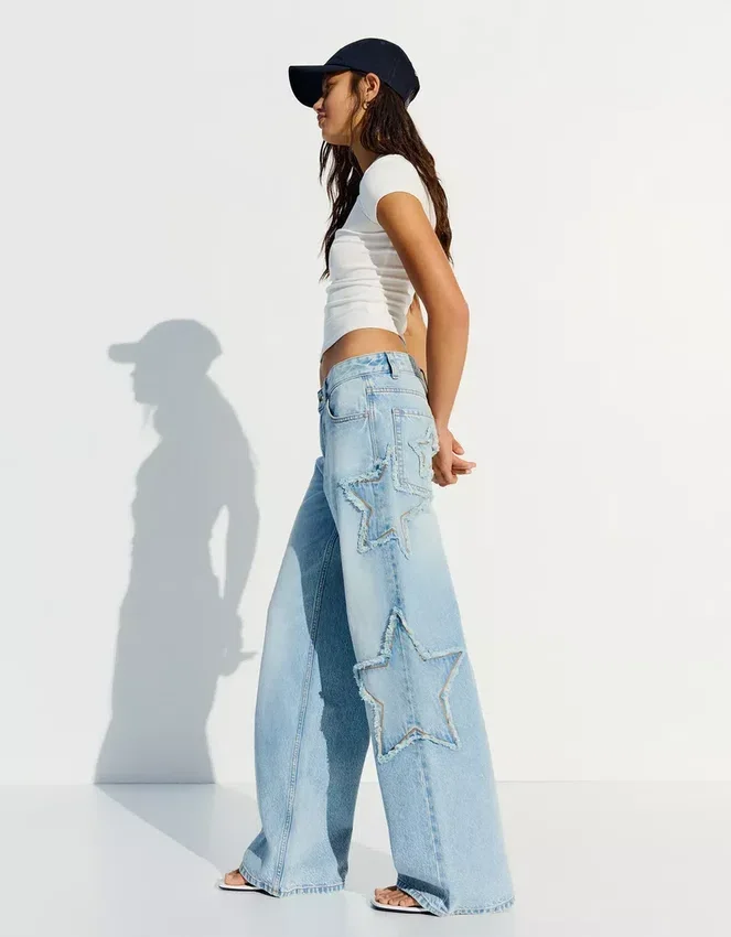 Boyfriend-Jeans mit niedriger Leibhöhe und Sternen Boyfriend-Jeans mit niedriger Leibhöhe und Sternen