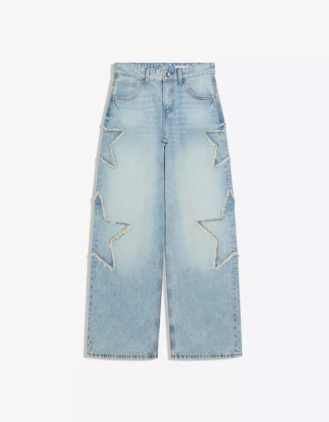 Boyfriend-Jeans mit niedriger Leibhöhe und Sternen Boyfriend-Jeans mit niedriger Leibhöhe und Sternen