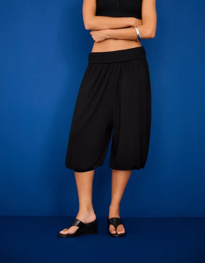 Caprihose mit tiefem Schritt Caprihose mit tiefem Schritt