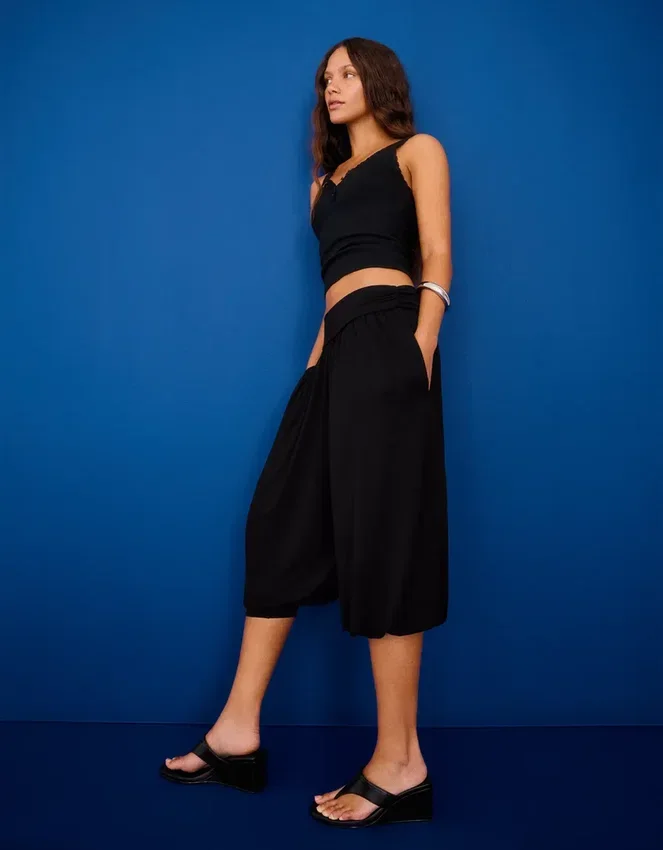 Caprihose mit tiefem Schritt Caprihose mit tiefem Schritt