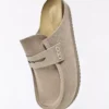 Clog mit Masken-Detail Clog mit Masken-Detail