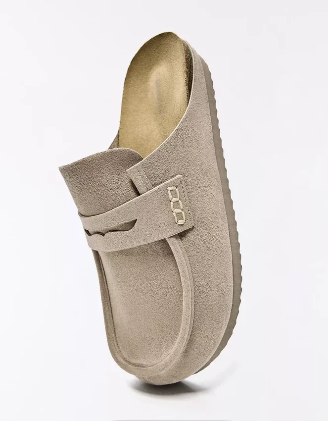 Clog mit Masken-Detail Clog mit Masken-Detail