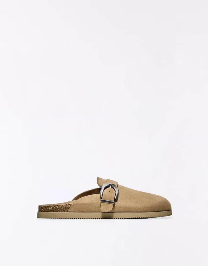 Clog mit Schnallendetail Clog mit Schnallendetail