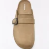 Clog mit Schnallendetail Clog mit Schnallendetail