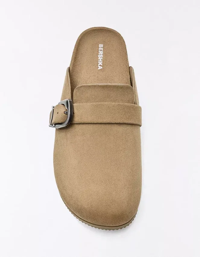 Clog mit Schnallendetail Clog mit Schnallendetail