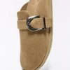 Clog mit Schnallendetail Clog mit Schnallendetail