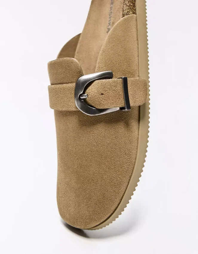 Clog mit Schnallendetail Clog mit Schnallendetail