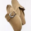Clog mit Schnallendetail Clog mit Schnallendetail