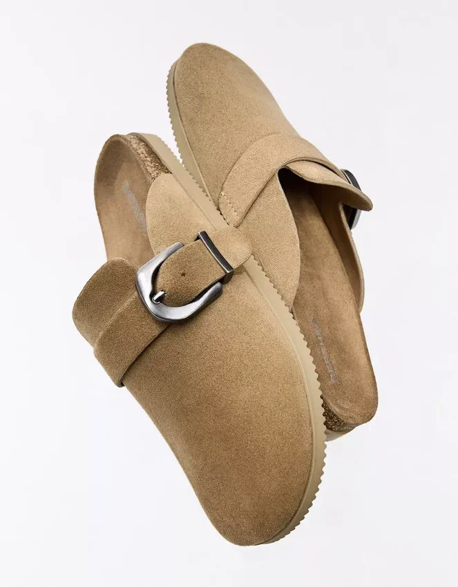 Clog mit Schnallendetail Clog mit Schnallendetail