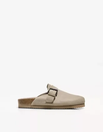Clogs mit Schnallendetail – Schuhe