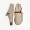 Clogs mit Schnallendetail – Schuhe Clogs mit Schnallendetail – Schuhe