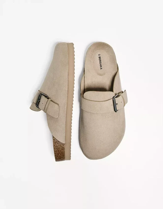 Clogs mit Schnallendetail – Schuhe Clogs mit Schnallendetail – Schuhe
