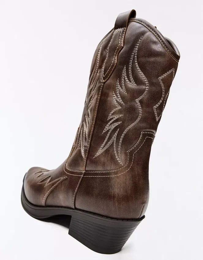 Cowboy-Stiefel mit Zehenverzierung Cowboy-Stiefel mit Zehenverzierung