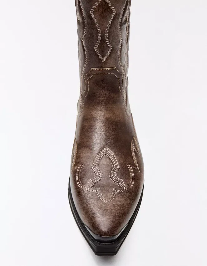 Cowboy-Stiefel mit Zehenverzierung Cowboy-Stiefel mit Zehenverzierung