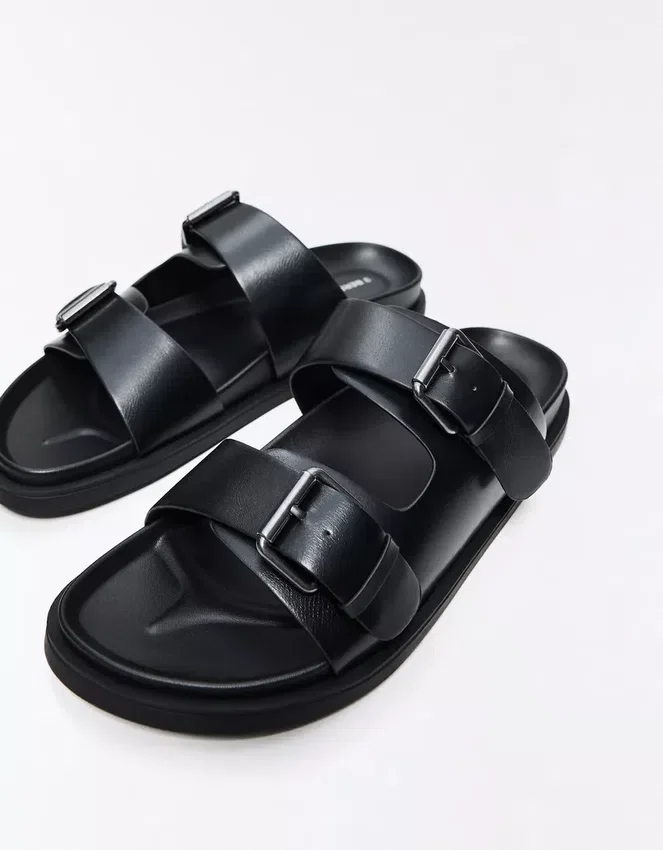 Flache Sandalen mit Schnalle Flache Sandalen mit Schnalle