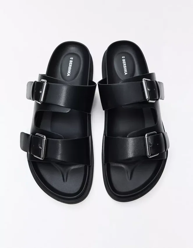 Flache Sandalen mit Schnalle Flache Sandalen mit Schnalle