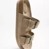 Flache Slider-Sandalen mit Schnalle Flache Slider-Sandalen mit Schnalle