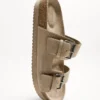 Flache Slider-Sandalen mit Schnalle – Schuhe Flache Slider-Sandalen mit Schnalle – Schuhe