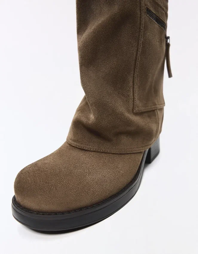 Flache Stiefel mit Hosentaschen Flache Stiefel mit Hosentaschen