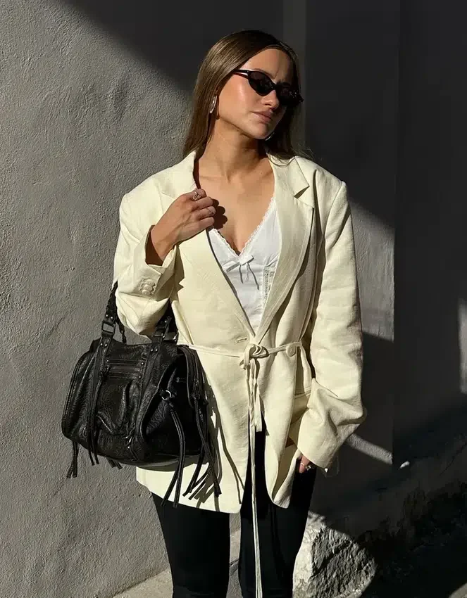 Fließender Blazer mit Kordelzug – Jacken und Trenchcoats Fließender Blazer mit Kordelzug – Jacken und Trenchcoats