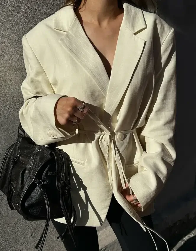 Fließender Blazer mit Kordelzug – Jacken und Trenchcoats Fließender Blazer mit Kordelzug – Jacken und Trenchcoats