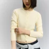 Geflochtene Strickjacke mit Knöpfen – Pullover und Strickjacken Geflochtene Strickjacke mit Knöpfen – Pullover und Strickjacken