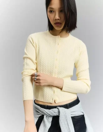Geflochtene Strickjacke mit Knöpfen – Pullover und Strickjacken Geflochtene Strickjacke mit Knöpfen – Pullover und Strickjacken