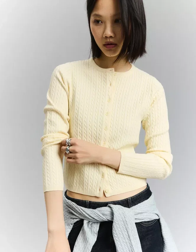 Geflochtene Strickjacke mit Knöpfen – Pullover und Strickjacken Geflochtene Strickjacke mit Knöpfen – Pullover und Strickjacken