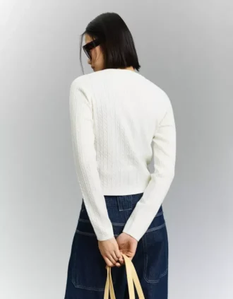 Geflochtene Strickjacke mit Knöpfen – Pullover und Strickjacken Geflochtene Strickjacke mit Knöpfen – Pullover und Strickjacken